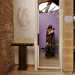 Scopriamo la statua della "Madonna della Tenerezza" nascosta oltre una delle due quinte, in un vano a cui si accede attraverso una piccola porta a vetri, fiancheggiata da un gruppo di candele votive